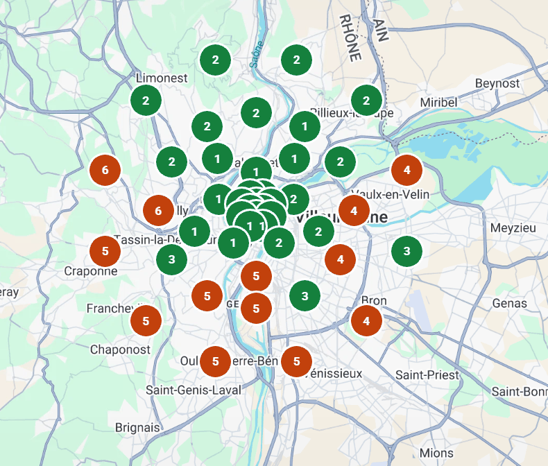 Grille des positions le 10 octobre 2026 : la fiche Google est en première position au centre de Lyon, et dans les trois premiers sur tout le centre et le nord, jusqu'à Limonest et Rillieux-la-Pape. Les pastilles orange qui restent en bordure, à l'ouest, au sud et à l'est, la placent entre la 4ᵉ et la 6ᵉ place.